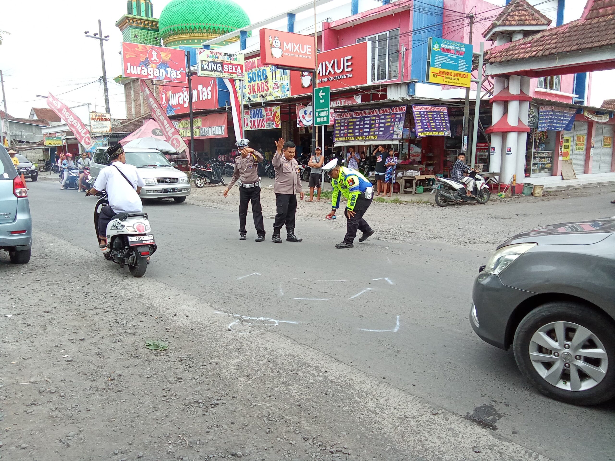 Caption : lokasi Laka karambol yang menewaskan satu korban jiwa, terjadi di Jalan Raya Sumberayu, pertigaan Pasar Sumberayu, Desa Sumberberas, Kecamatan Muncar, Sabtu (6/1/2024)(dokumen dari Polsek Muncar untuk blok-a.com).