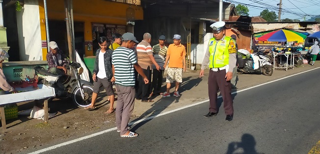 Lokasi kecelakaan antara mobil KIA Vs pejalan kaki di Jalan Raya Jember - Banyuwangi, Desa Kalibaru Kulon, Kecamatan Kalibaru, Banyuwangi, Rabu (10/1/2024) dini hari. (blok-a.com/Kuryanto)