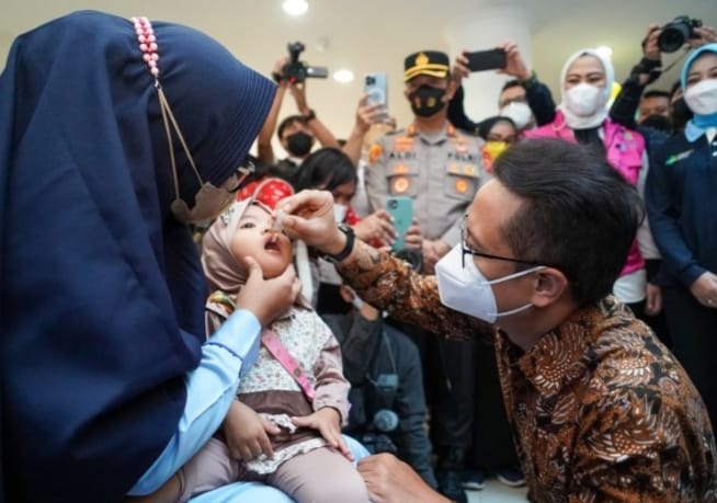Petugas Kesehatan saat melakukan pemberian imunisasi tambahan Polio kepada Balita di salah satu Posyandu, Senin (15/1/2021).(blok-a.com/Kuryanto)