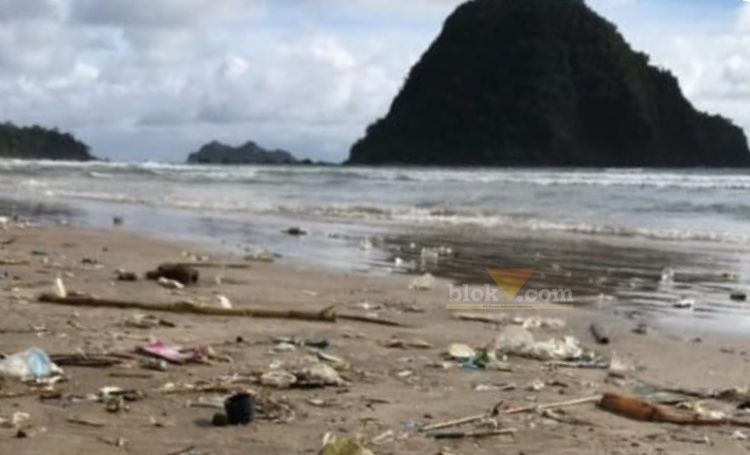 Sampah menumpuk di area bibir pantai Pulau Merah, Jumat (12/1/2023).(blok-a.com/Kuryanto)