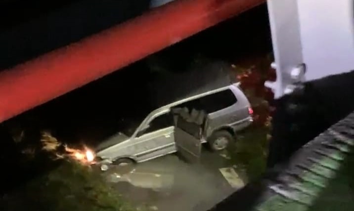Sebuah mobil terperosok di bawah Jembatan Sungai Kalisetail Kecamatan Genteng, Banyuwangi, Minggu (31/12/2023) malam. (blok-a.com/Kuryanto)