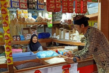 Monitoring harga bahan pokok di Pasda Banyuwangi, Kamis (22/2/2024).(blok-a.com/Kuryanto)