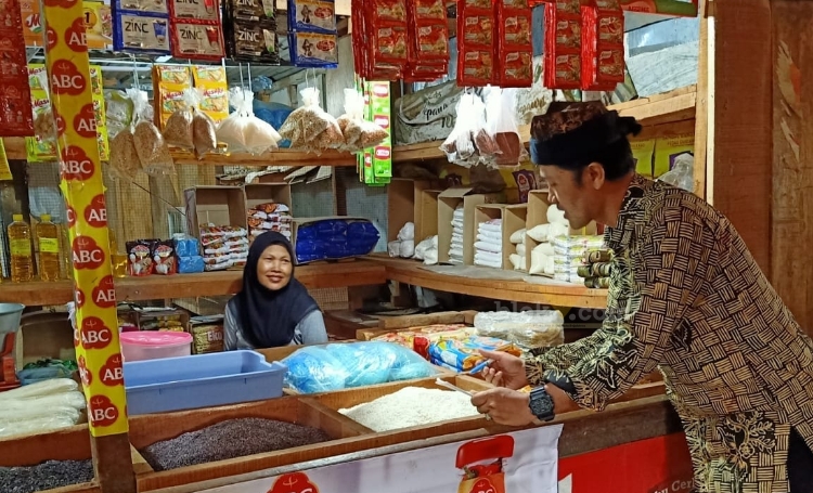 Monitoring harga bahan pokok di Pasda Banyuwangi, Kamis (22/2/2024).(blok-a.com/Kuryanto)