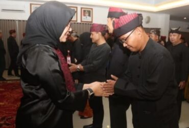 Pejabat Pimpinan Tinggi Pratama di lingkungan Pemkab Banyuwangi saat dilantik Bupati Banyuwangi, Ipuk Fiestiandani, Jumat (23/2/2024).(blok-a.com/istimewa)