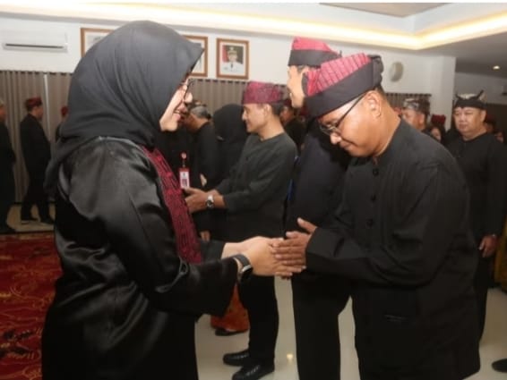 Pejabat Pimpinan Tinggi Pratama di lingkungan Pemkab Banyuwangi saat dilantik Bupati Banyuwangi, Ipuk Fiestiandani, Jumat (23/2/2024).(blok-a.com/istimewa)