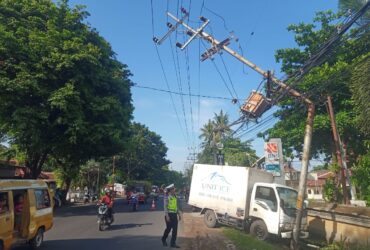Truk boks muat es kristal kecelakaan di Jalan Raya Banyuwangi - Situbondo, Kelurahan Klatak, Banyuwangi, Selasa (27/2/2024).(blok-a.com/Kuryanto)