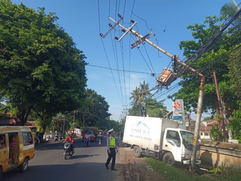 Truk boks muat es kristal kecelakaan di Jalan Raya Banyuwangi - Situbondo, Kelurahan Klatak, Banyuwangi, Selasa (27/2/2024).(blok-a.com/Kuryanto)