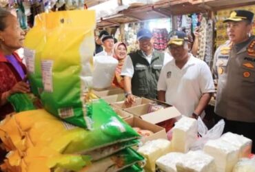 Wakil Bupati Banyuwangi, Sugirah bersama Satgas Pangan Banyuwangi saat meninjau gelar Operasi Pasar Murah di Rogojampi, Jumat (23/2/2024).(blok-a.com/Kuryanto)