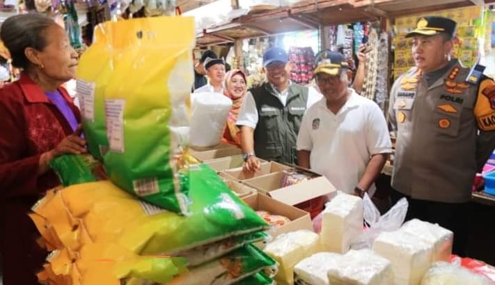 Wakil Bupati Banyuwangi, Sugirah bersama Satgas Pangan Banyuwangi saat meninjau gelar Operasi Pasar Murah di Rogojampi, Jumat (23/2/2024).(blok-a.com/Kuryanto)