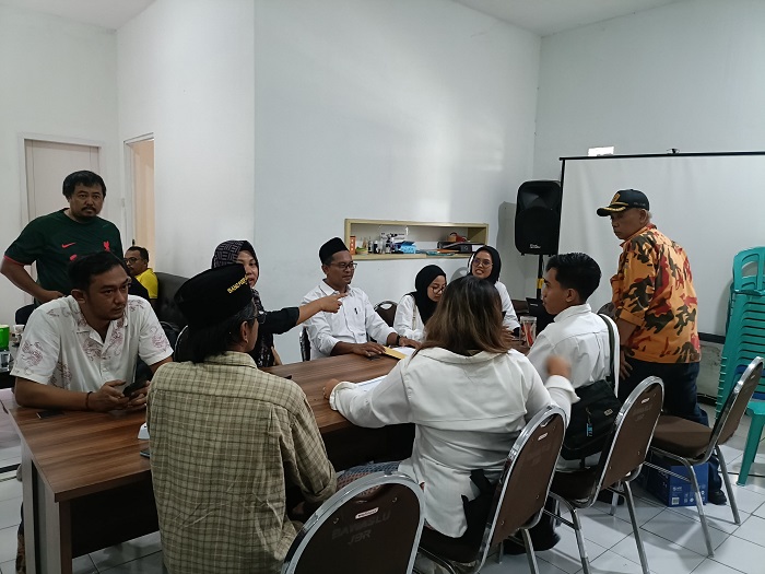 Tim Pemenangan Caleg DPR RI Partai Golkar Nomor urut 1 saat melapor ke Bawaslu Jember.
