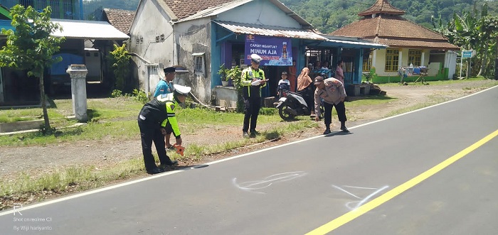 Lakalantas antara truk barang kontra motor Yamaha Xeon di Desa Kajarharjo, Kecamatan Kalibaru, Jumat (2/2/2024).(blok-a.com/Kuryanto)