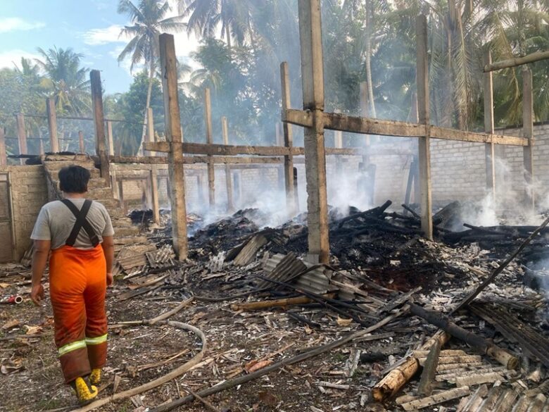 Diduga akibat korsleting listrik gudang bekas kandang ayam tempat penampungan kayu bakar dan kardus bekas di Kecamatan Srono, Banyuwangi ludes dilalap api, Selasa (20/2/2024) dini hari. (blok-a com/Kuryanto)