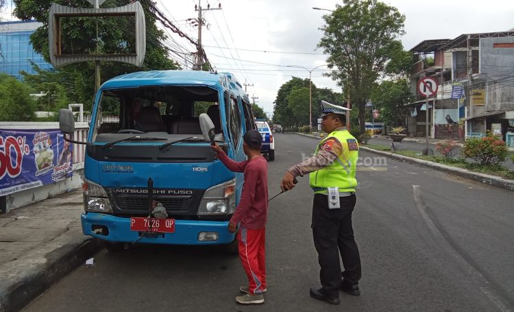 Akibat pecah ban mobil minibus plat merah terguling di Jalan Raya Yos Sudarso, Kecamtan Kalipuro, Banyuwangi, Jumat (2/2/2024).(blok-a.com/Kuryanto)