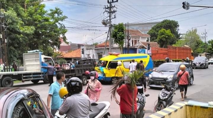 Simpang 4 Jalan Brawijaya, Kelurahan Mojopanggung, Kecamatan Giri, Banyuwangi lokasi lakalantas Ambulance RSI Fatimah Vs mobil Pikap, Senin (26/2/2024).(blok-a.com/Kuryanto)