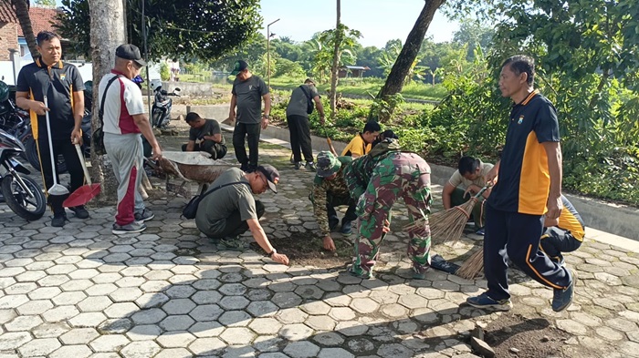Bulan Bhakti TNI - Polri 2024, Polsek Gambiran Bersama Koramik Gambiran gelar Bhakti Sosial, Jumat (2/2/2024).(blok-a.com/Kuryanto)