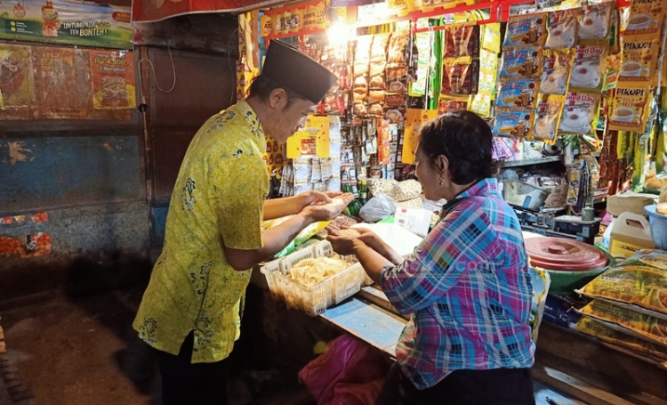 Petugas monitoring harga jual sembako Pasda Genteng I, Arif Kurniawan saat melakukan pantauan kenaikan harga Bakpoting jelang Ramadan, Selasa (5/3/2024).(blok-a.com/Kuryanto)