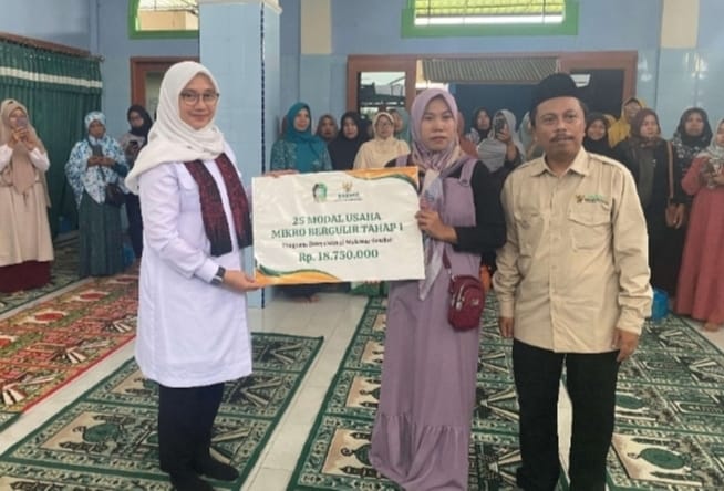 Bupati Banyuwangi, Ipuk Fiestiandani saat memberikan bantuan modal usaha secara simbolis kepada salah satu kelompok pelaku UMKM, Senin (4/3/2024).(blok-a.com/Kuryanto)