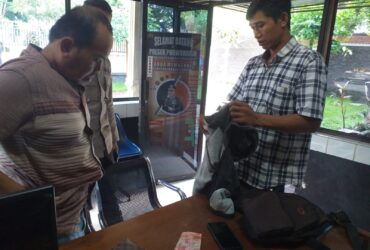 Warga Srono, Banyuwangi terduga pengedar uang palsu saat diamankan Polisi, Selasa (12/3/2024).(blok-a.com/Kuryanto)
