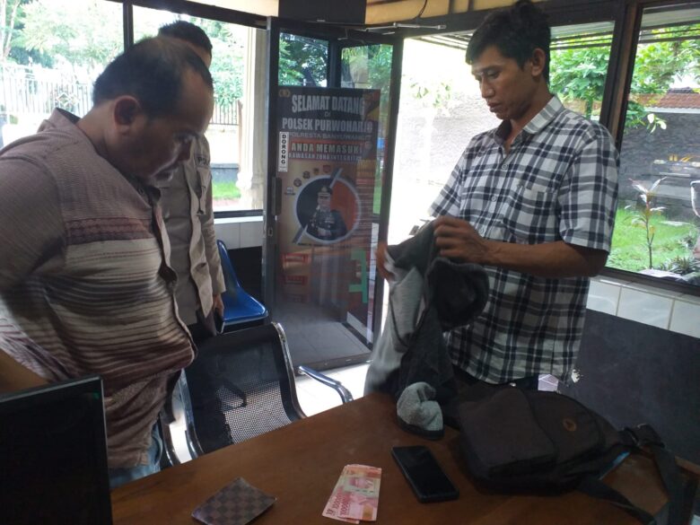 Warga Srono, Banyuwangi terduga pengedar uang palsu saat diamankan Polisi, Selasa (12/3/2024).(blok-a.com/Kuryanto)