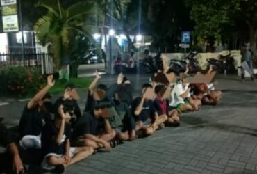 Puluhan terduga pelaku pelemparan batu dan kembang api di Kelurahan Panderejo, Kecamatan Banyuwangi, diamankan Polisi, Selasa (26/3/2024).(dokumen dari Polsek Banyuwangi untuk blok-a.com)