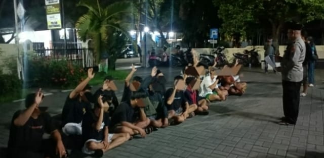 Puluhan terduga pelaku pelemparan batu dan kembang api di Kelurahan Panderejo, Kecamatan Banyuwangi, diamankan Polisi, Selasa (26/3/2024).(dokumen dari Polsek Banyuwangi untuk blok-a.com)