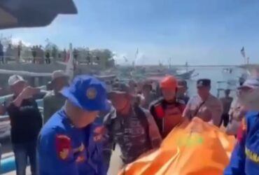 Evakuasi jasad WNA Australia, Mr Gunther Henry Kitsler, yang hilang diterjang ombak Pantai Grajagan, Banyuwangi, Selasa (5/3/2024).(blok-a.com/Kuryanto)