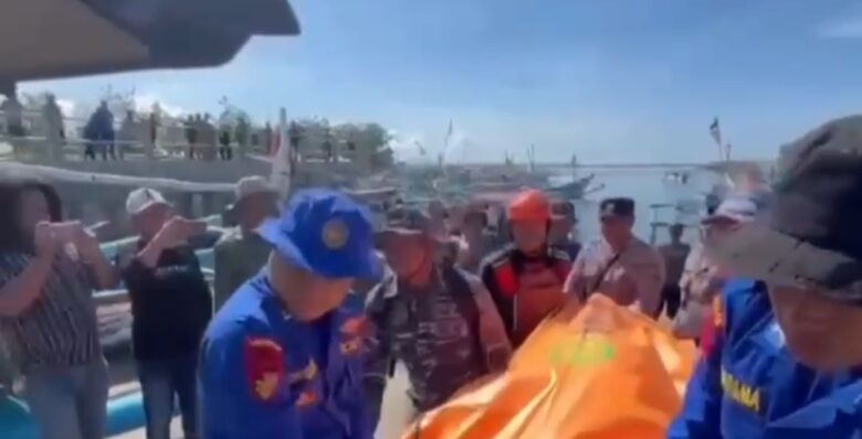 Evakuasi jasad WNA Australia, Mr Gunther Henry Kitsler, yang hilang diterjang ombak Pantai Grajagan, Banyuwangi, Selasa (5/3/2024).(blok-a.com/Kuryanto)