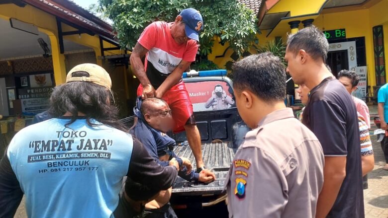Pelaku curanmor warga Cluring, Banyuwangi, diamankan pihak kepolisian, usai babak belur dihajar massa, Rabu (6/3/2024).(blok-a.com/Kuryanto)