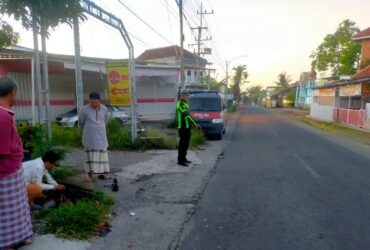 Caption : Jalan Raya Cangaan, Desa Genteng Wetan, Kecamatan Genteng, lokasi laka adu banteng antara dua motor yang mengakibatkan kedua pengendara alami patah tulang kaki, Minggu (24/3/2024) dini hari. (blok-a.com/Kuryanto).