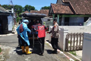 Caption : Polisi bersama tenaga kesehatan dan warga saat melakukan evakuasi mayat wanita yang ditemukan warga dalam keadaan bau busuk di Kelurahan Singotrunan, Kecamatan/Kabupaten Banyuwangi, Minggu (24/3/2024)(blok-a.com/Kuryanto).
