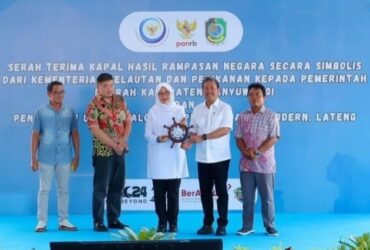 Caption : Menteri Kelautan dan Perikanan (KKP) Sakti Wahyu Trenggono secara simbolis saat menyerahkan dua unit kapal ikan milik negara yang merupakan hasil dari barang rampasan, kepada Kelompok Usaha Bersama (KUB) Banyuwangi, Sabtu (30/3/2024)(blok-a.com/Kuryanto).