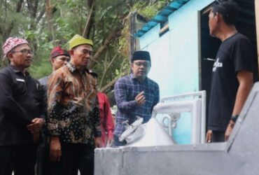 Menteri PMK RI Muhadjir Effendy berdialog dengan nelayan berkunjung Ke Destinasi Wisata Bangsring Underwater, Kamis (7/3/2024).(blok-a.com/Kuryanto)