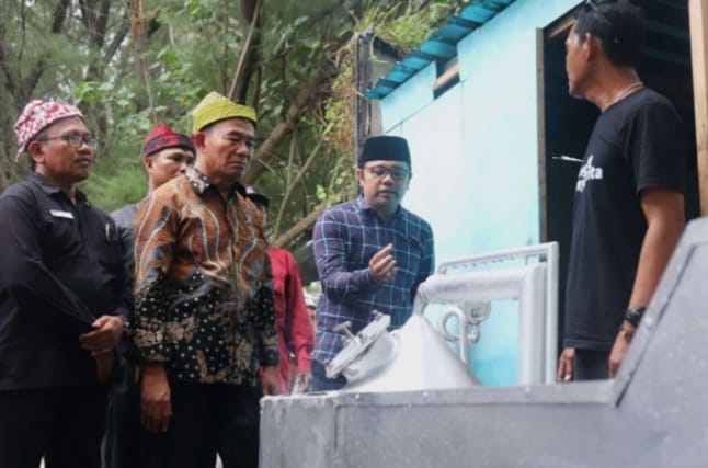 Menteri PMK RI Muhadjir Effendy berdialog dengan nelayan berkunjung Ke Destinasi Wisata Bangsring Underwater, Kamis (7/3/2024).(blok-a.com/Kuryanto)