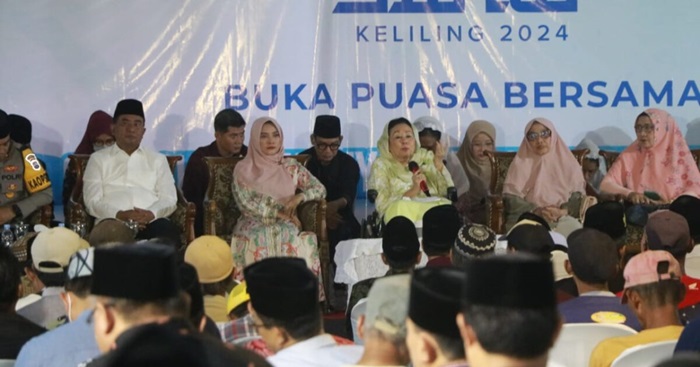 Buka bersama ratusan kaum dhuafa di halaman depan Kantor Bupati Probolinggo pada Kamis (28/3/2024) sore.