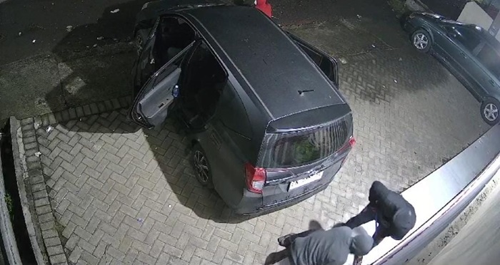 Aksi pembobolan subuah toko Sembako di Kecamatan Srono, Banyuwangi terekam oleh kamera CCTV, Senin (11/3/2024).(dokumen dari Polsek Srono untuk blok-a.com)