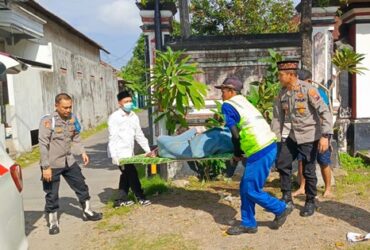 Kapolsek Purwoharjo bersama anggota nakes Puskesmas Purwoharjo saat evakuasi jenazah lansia ODGJ, Jumat (22/3/2024).(blok-a.com/Kuryanto)