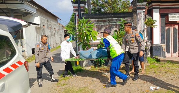 Kapolsek Purwoharjo bersama anggota nakes Puskesmas Purwoharjo saat evakuasi jenazah lansia ODGJ, Jumat (22/3/2024).(blok-a.com/Kuryanto)