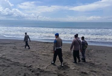 Pencarian WNA Australia, yang ditelan ombak saat surfing di Pantai Grajagan, Banyuwangi, Senin (4/3/2024)(dokumen dari Polsek Purwoharjo untuk blok-a.com)