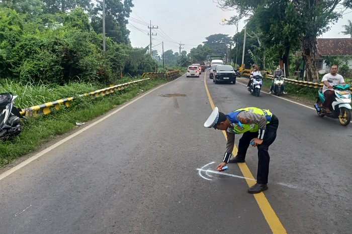Jalan Raya Banyuwangi - Situbondo, Kecamatan Wongsorejo, Banyuwangi TKP Lakalantas beruntun antara motor kontra truk tanpa identitas dan Bus, Kamis (7/3/2024).(dok. Satlantas Polresta Banyuwangi untuk blok-a.com)