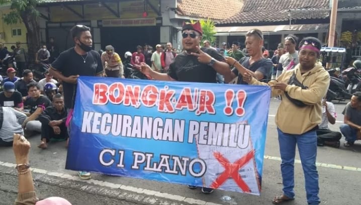 Ratusan warga pendukung dan simpatisan salah satu petahana Caleg Partai NasDem melakukan unjur rasa di depan Kantor Bawaslu Banyuwangi terkait dugaan kecurangan Pemilu 2024, Rabu (6/3/2024).(blok-a.com/Kuryanto)