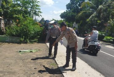 Piket lantas Polsek Gambiran saat lakukan olah TKP Lakalantas antara dua sepeda motor di Jalan Raya Sukorejo - Pesanggaran, Kecamatan Bangorejo, Rabu (20/3/2024).(blok-a.com/Kuryanto)