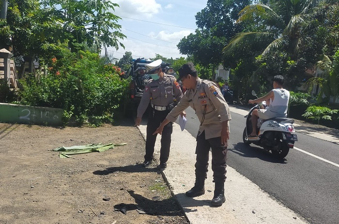 Piket lantas Polsek Gambiran saat lakukan olah TKP Lakalantas antara dua sepeda motor di Jalan Raya Sukorejo - Pesanggaran, Kecamatan Bangorejo, Rabu (20/3/2024).(blok-a.com/Kuryanto)