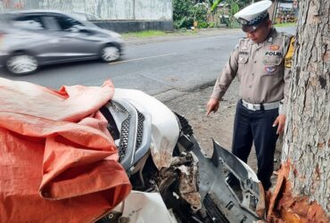 Piket lantas Polsek Kalibaru saat olah TKP kecelakaan beruntun di Kecamatan Glenmore, Banyuwangi, Jumat (15/3/2024).(blok-a.com/Kuryanto)