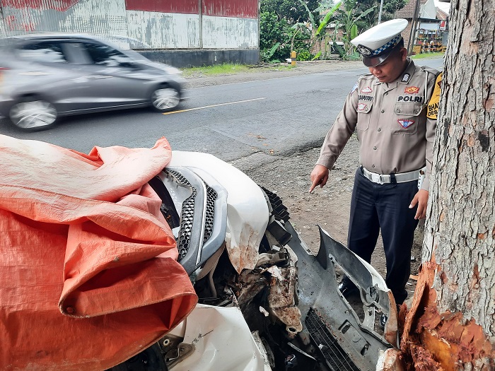 Piket lantas Polsek Kalibaru saat olah TKP kecelakaan beruntun di Kecamatan Glenmore, Banyuwangi, Jumat (15/3/2024).(blok-a.com/Kuryanto)