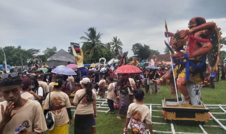 Pawai ogoh-ogoh dalam rangka menyambut Hari Raya Nyepi umat Hindu Tahun Baru Saka 1946/2024 Masehi, di wilayah Kecamatan Pesanggaran, Banyuwangi, Minggu (10/3/2024).(blok-a.com/Kuryanto)