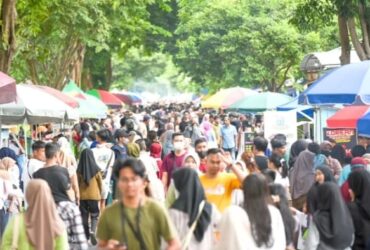 Ribuan orang memadati sentra kuliner Ramadan Ngerandu Buko di Jalan Letjen Sutoyo, Kecamatan Banyuwangi, Selasa (12/3/2024) sore. (blok-a.com/Kuryanto)