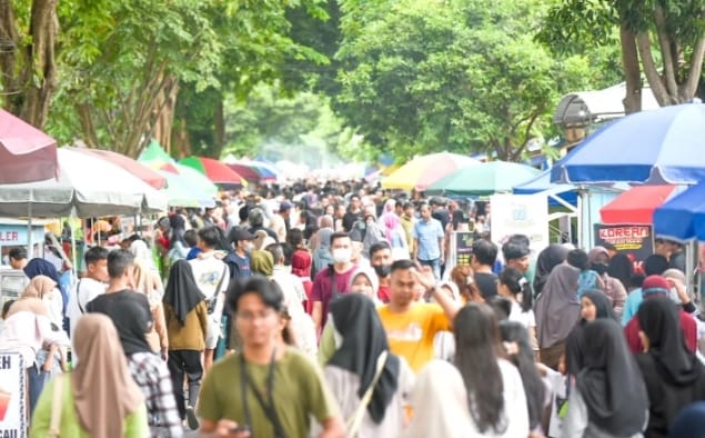 Ribuan orang memadati sentra kuliner Ramadan Ngerandu Buko di Jalan Letjen Sutoyo, Kecamatan Banyuwangi, Selasa (12/3/2024) sore. (blok-a.com/Kuryanto)