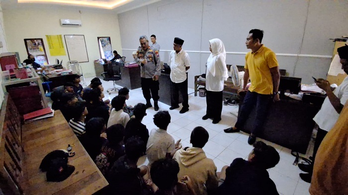 Polsek Muncar, Banyuwangi amankan 19 pemuda dari dua Kecamatan yang akan lakukan perang sarung, Rabu (13/3/2024) dini hari. (dokumen dari Polsek Muncar untuk blok-a.com)