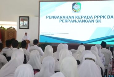 Penyerahan SK perpanjangan kontrak PPPK Banyuwangi. (dok. Pemkab Banyuwangi.