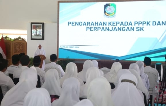 Penyerahan SK perpanjangan kontrak PPPK Banyuwangi. (dok. Pemkab Banyuwangi.